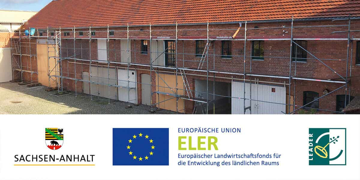 Von der Europäischen Union mit­finan­ziert, vom Bauunternehmen Rehhahn Bau aus­ge­führt: die Wieder­nutz­bar­machung histo­rischer Ge­bäude im Land­kreis Wittenberg schafft Wirt­schafts­raum und sichert Arbeits­plätze.