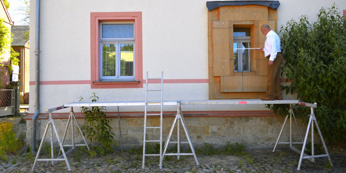 So sähe es aus, wenn die Niedrigenergiebauweise von Neubauten auf bestehende Gebäude übertragen würde. Ich empfehle deshalb gebäudeindividuelle Konzepte, die Bauphysik, Wirtschaftlichkeit und den Charakter des Gebäudes berücksichtigen. – ©Rehhahn Bau